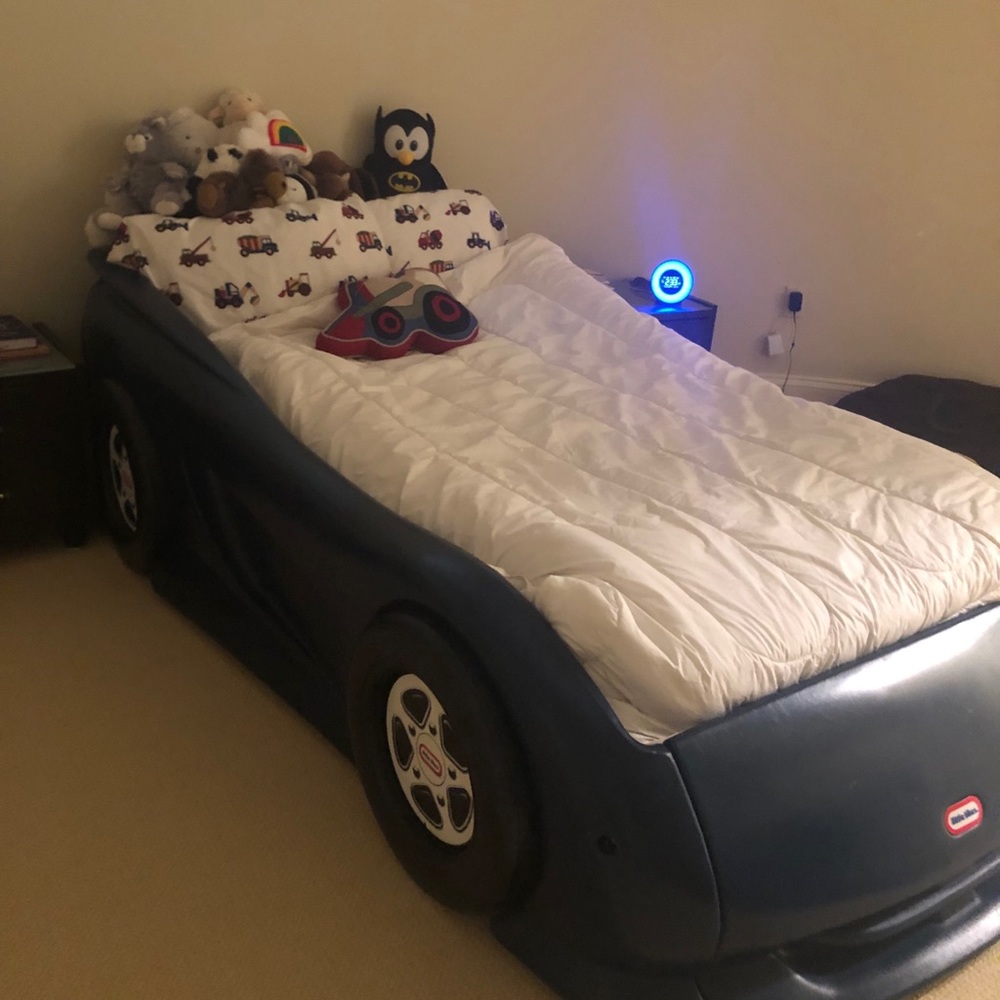 Kids car style twin bed